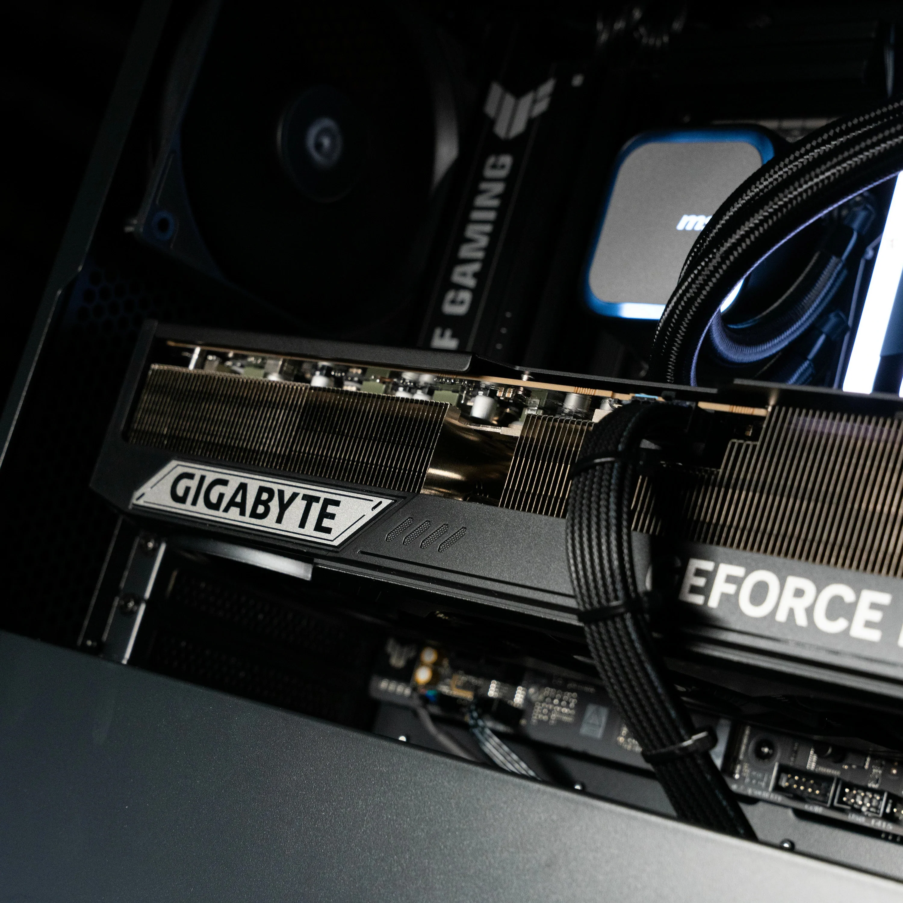 Aftershock Creator Max | RTX 5090 OC 32GB | Ryzen 9 9900X | Desktop Gaming PC - Image 2