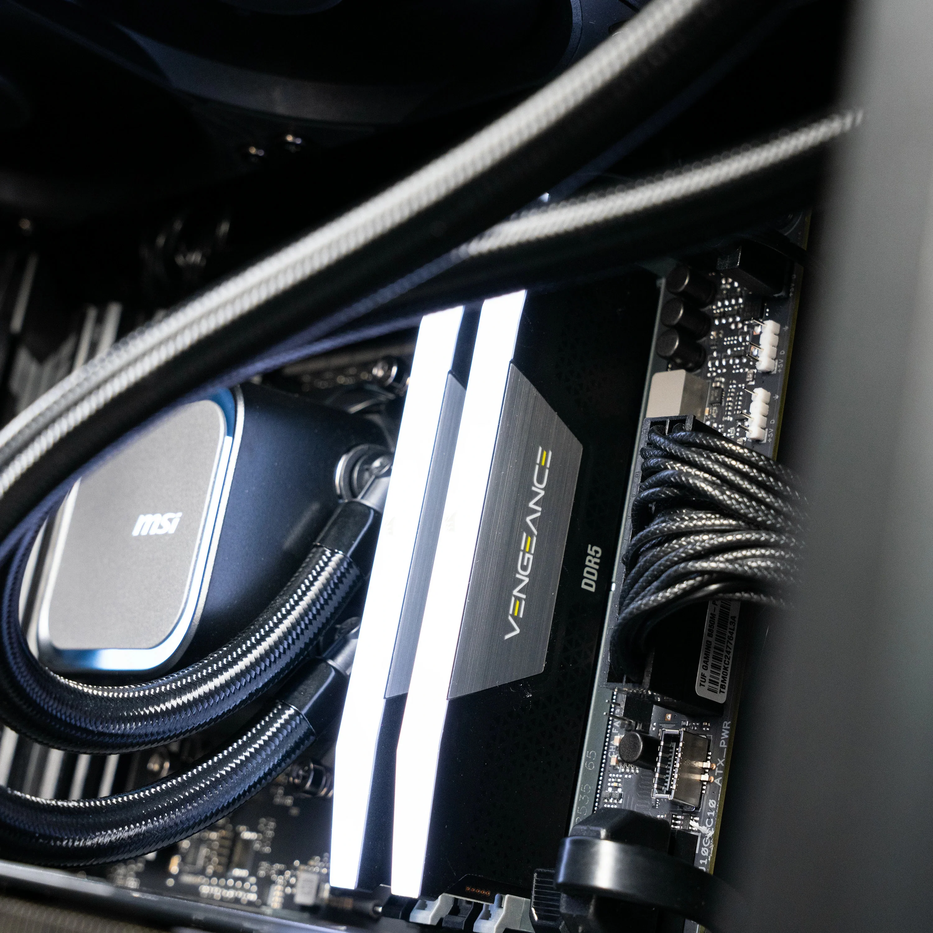 Aftershock Creator Max | RTX 5090 OC 32GB | Ryzen 9 9900X | Desktop Gaming PC - Image 3