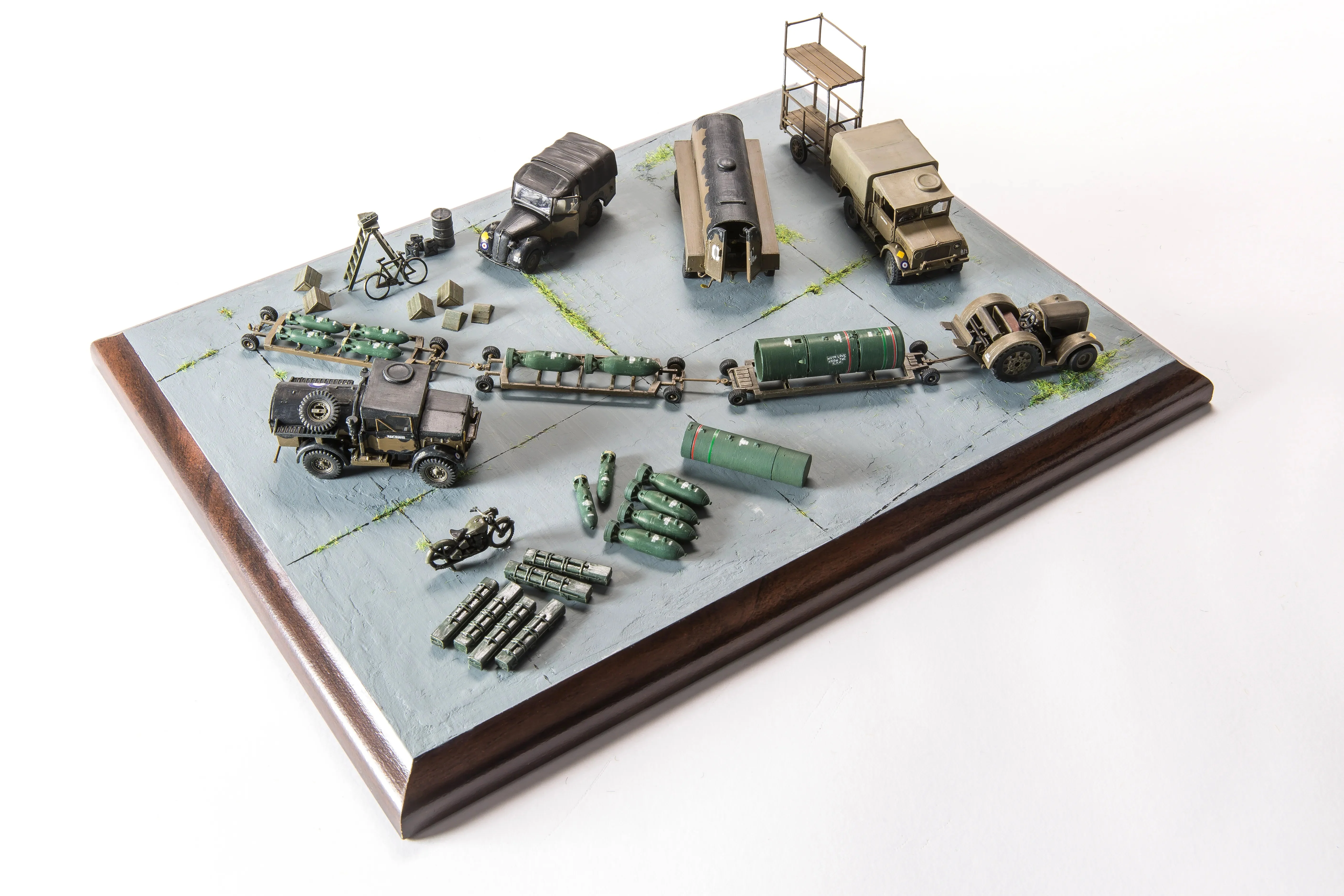 Airfix 172 WWII RAF Bomber ReSupply Set - Image 2
