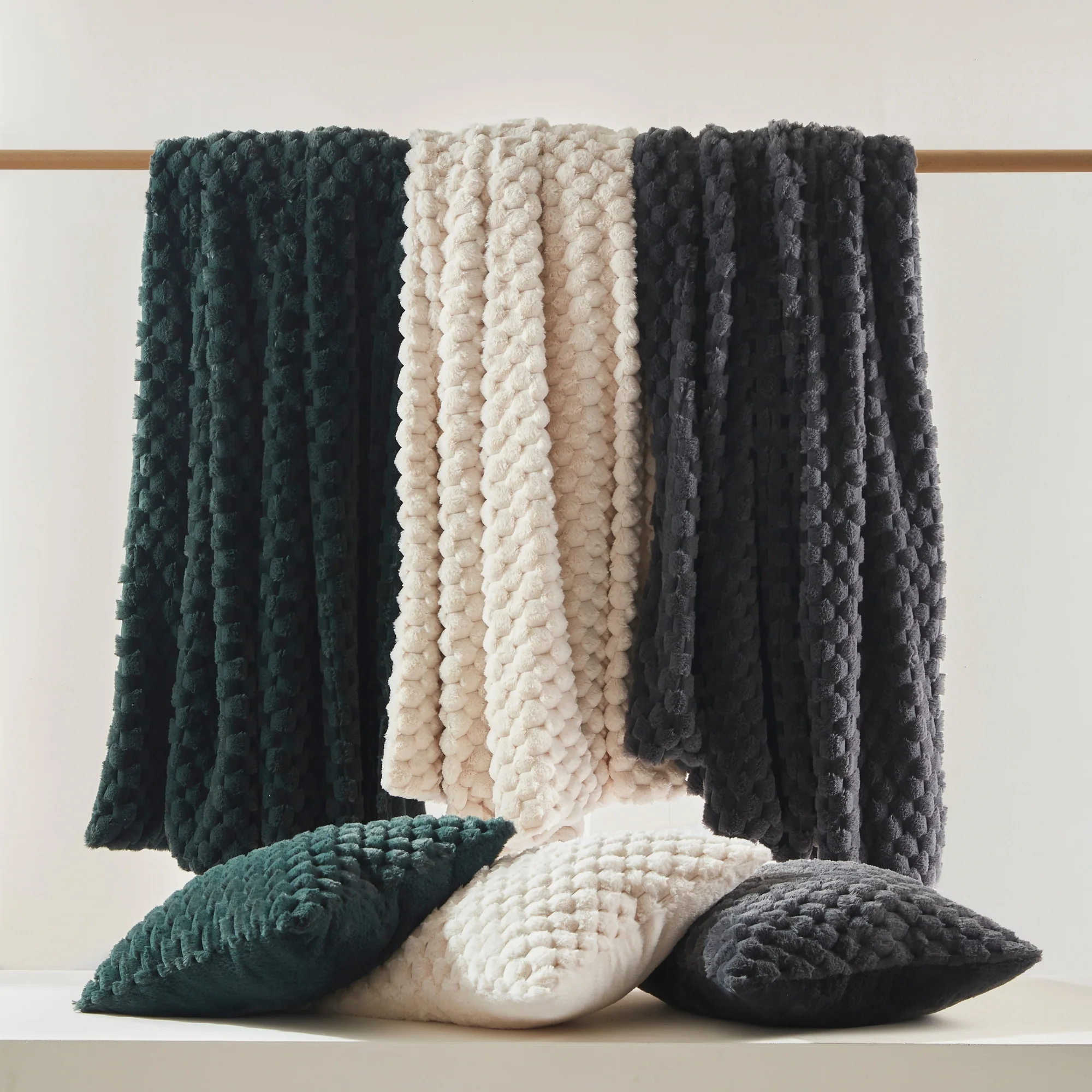 Dreamaker Emmett Textured Faux Fur Heated Throw [130x160cm] (Deep Teal) - Image 9