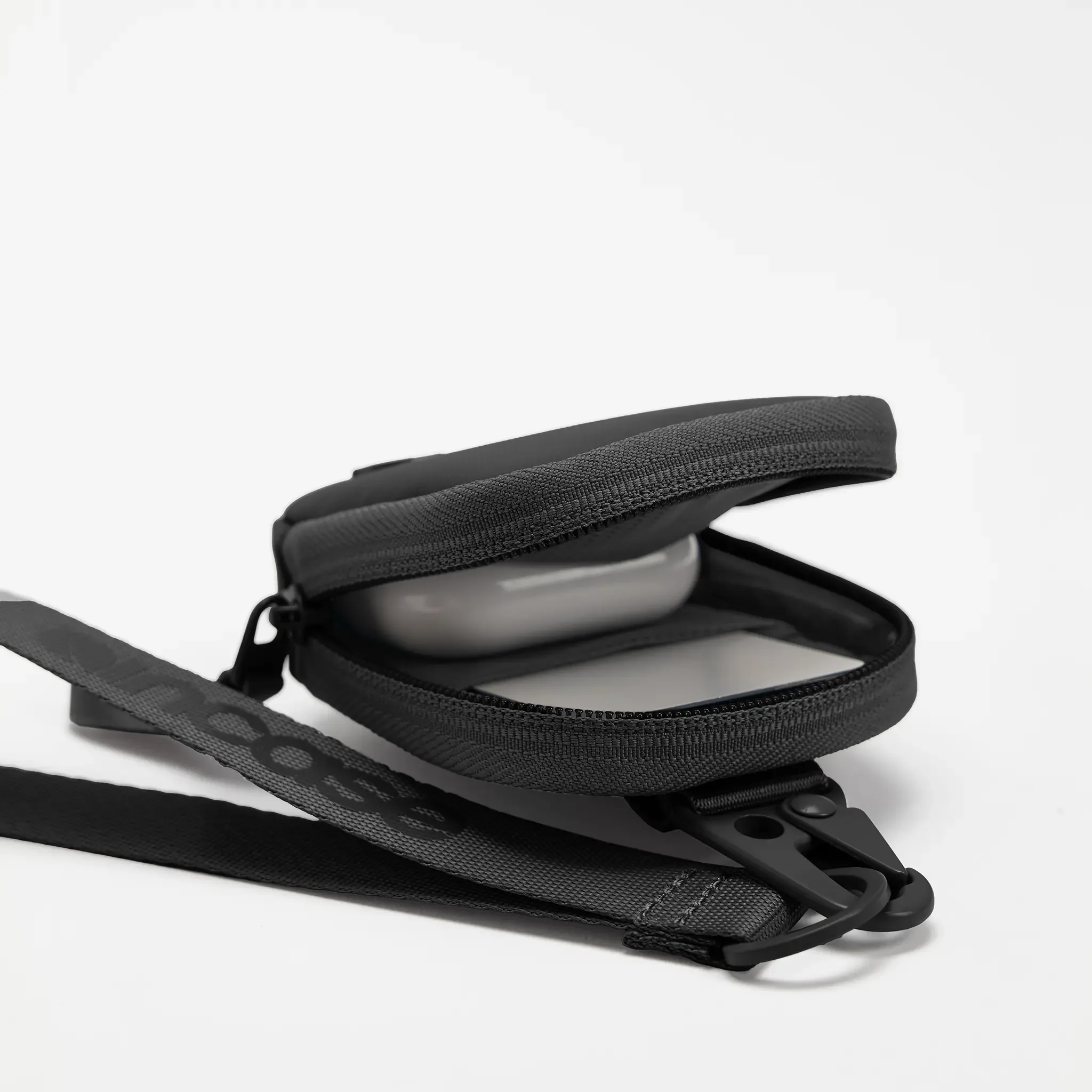 Incase A.R.C. Compact Pouch - Black - Image 3