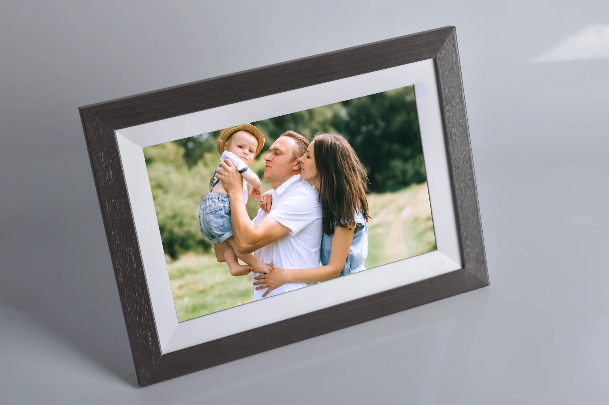 KODAK 10.1" Digital Photo Frame Bundle - Image 10