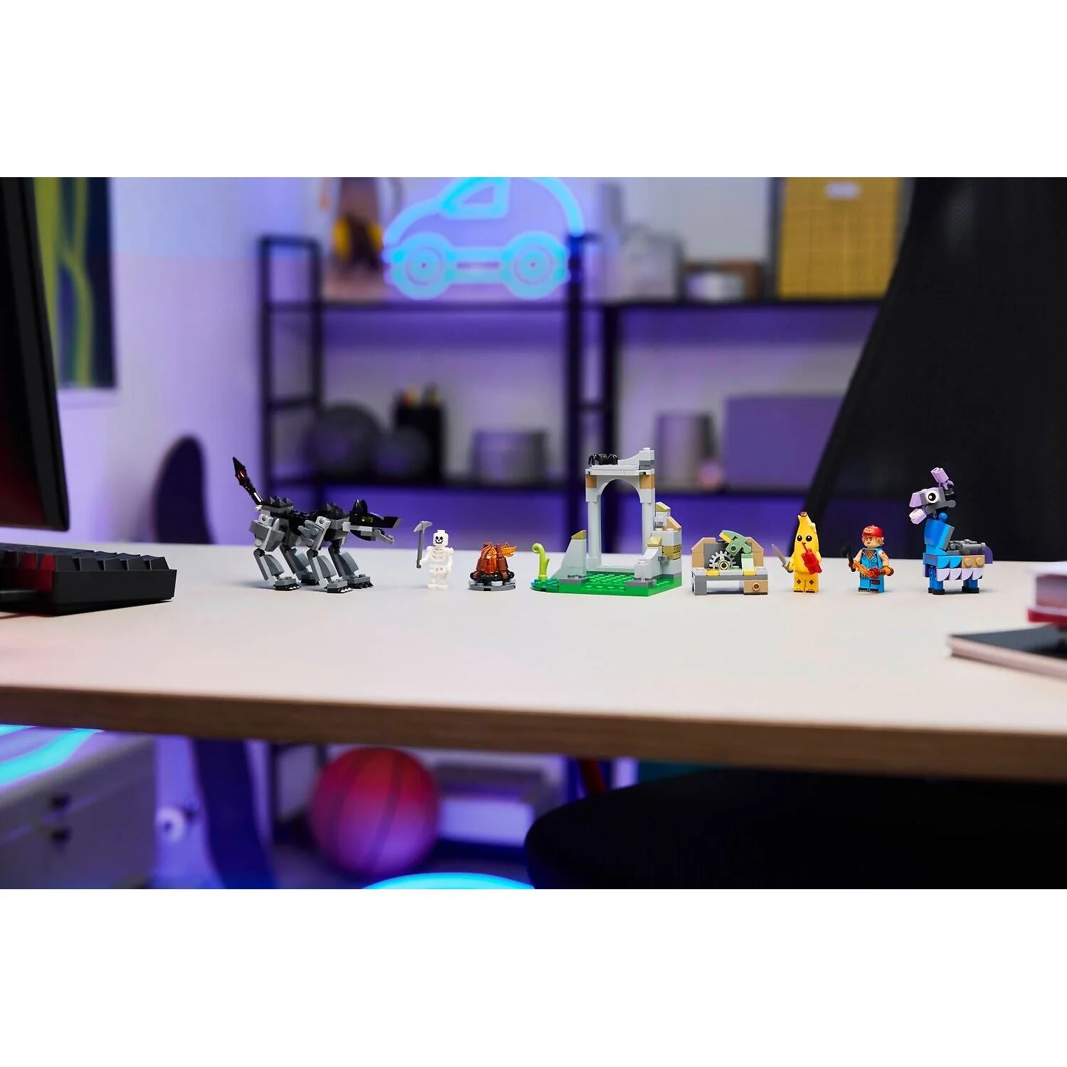LEGO 77075 Peely & Sparkplug's Camp - Fortnite - Image 5