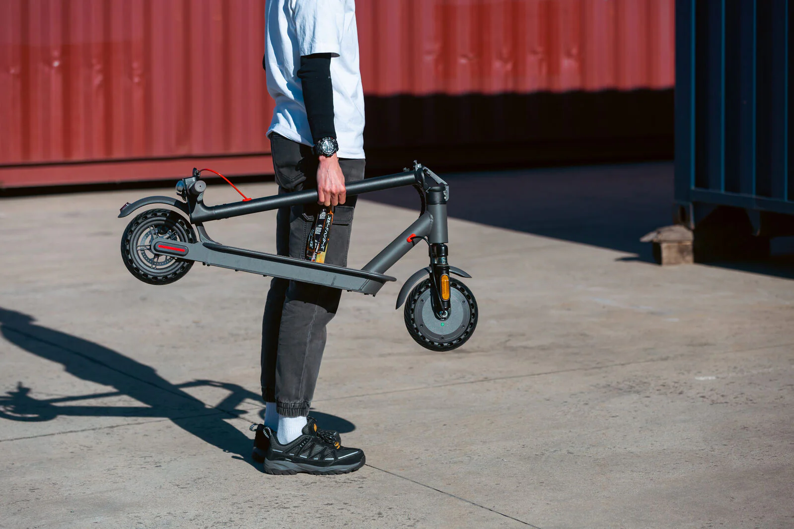 Lenoxx Electric Scooter, 350W Motor, 8.5 inch Tyres, Front Suspension, Smart App - Image 6