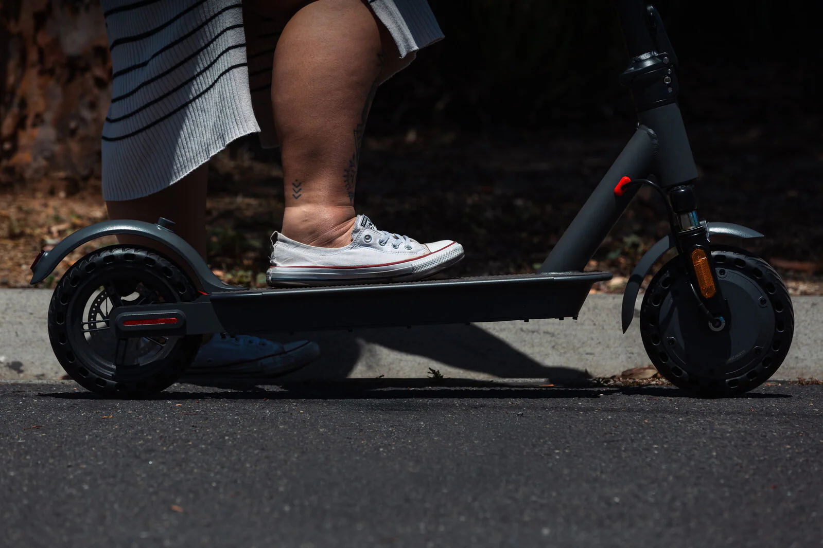 Lenoxx Electric Scooter, 350W Motor, 8.5 inch Tyres, Front Suspension, Smart App - Image 9